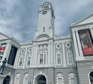 Originalbronze Statue vor dem Victoria Theatre