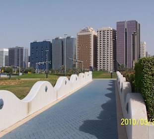 Deptak w Abu Dhabi Cornisch