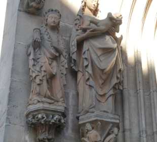 Maria, Jesus und Barbara am Portal von St. Moriz