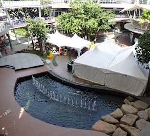 Innenhof mit kleinen Ständen