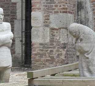 Das Trauernde Elternpaar in der Ruine St. Alban