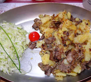 Tiroler Gröstl mit Krautsalat im Hopfen & Co