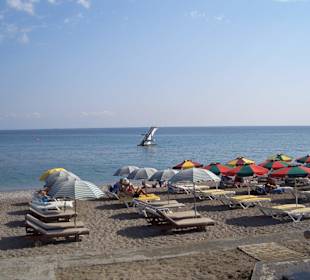 Strandabschnitt direkt vor dem Hotel über eine Strasse