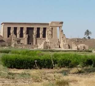 Tempel von Dendera vom Eingang aus