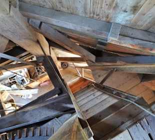 Steile Stiege in der roten Mühle