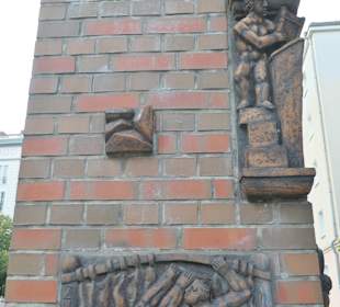 Hauszeichenstele mit Fantasie-Hauszeichen