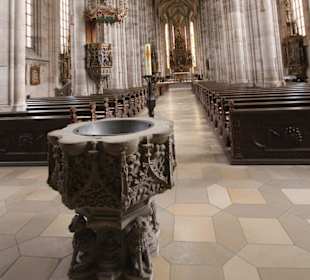 Achteckiger Taufstein