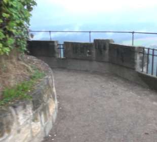 Entlang der Festungsmauer