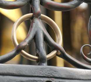 Der falsche drehbare Ring am Schönen Brunnen