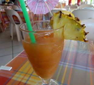 Ein fruchtiger "Planteur" als Aperitif