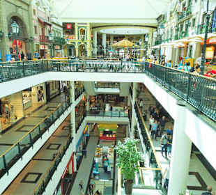 Rundgang durch das Einkaufszentrum Via Catarina