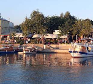 Hafenbecken mit Blick aufs Zentrum