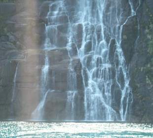 Водопад на острове, в озере Тодос лос Сантос.