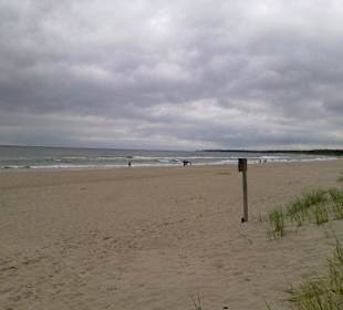 Wunderschöner breiter weißer Sandstrand