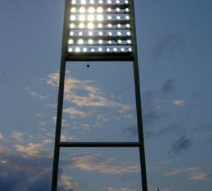 Lichtmast im Abendhimmel