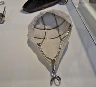 Alte Narkosemaske im Museum