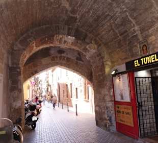 Passage zum Kneipenviertel, Plaza de la. Reina
