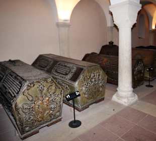 Särge in der Krypta