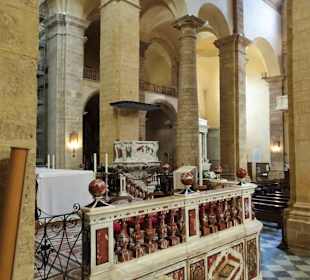 An der Seite des Hauptaltars