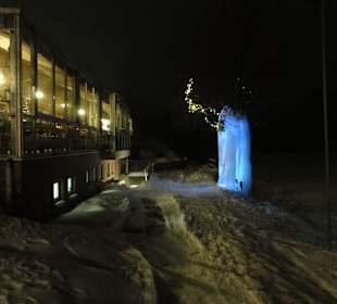 Mit blauer Eisbeleuchtung