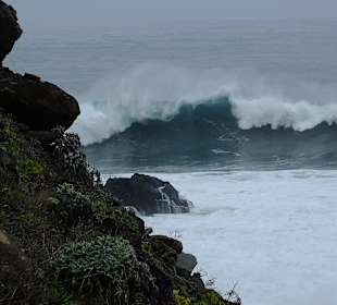 Wellen brechen herein