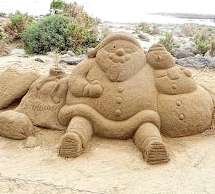 Sandfiguren am Strand