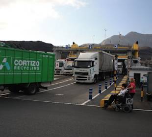 Fahrzeuge verlassen die Fähre