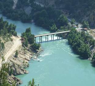 Unterhalb des Staudammes