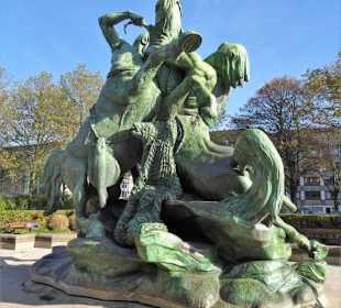 Ansichten des Stuhlmannbrunnens in Altona