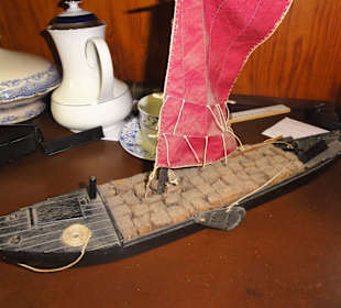 Torfkahn-Modell auf Burg Blomendal