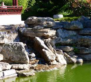 Wasserfall mit Teich der vier Jahreszeiten