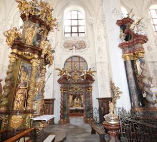 Blick zum Eingangsportal