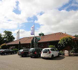 Clubhaus mit Parkplatz