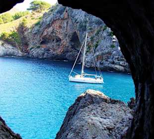 Durch die Felsen führt der Spazierweg - Höhle