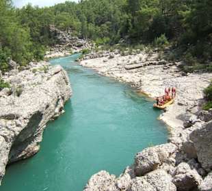 Ausflug in die Berge zum Rafting