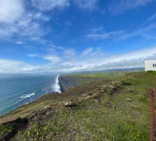 Ausblick über den schwarzen Strand