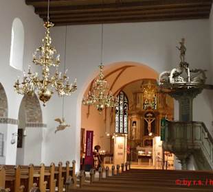 Hell gehaltene Kircheneinrichtung