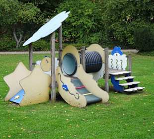 Spielgeräte im Rosengarten Verden