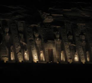 Neferatis Tempel bei Nacht