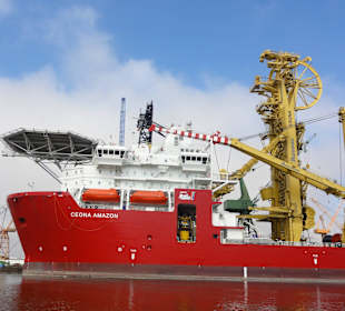 Vorbeifahrt an einem Seekabelverleger