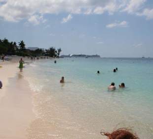 Seven Mile Beach vor den Nachbarhotels