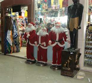 Weihnachtsmänner vor dem "Kaufhaus"