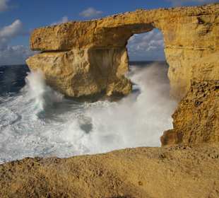 Bei Sturm peitscht das Meer an das Azur-Window