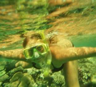 Z rurką i maską pod wodą