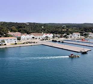 Bei der Einfahrt in den Hafen von Mahon