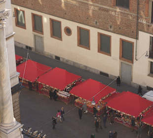 Вид на рождественский рынок с крыши собора