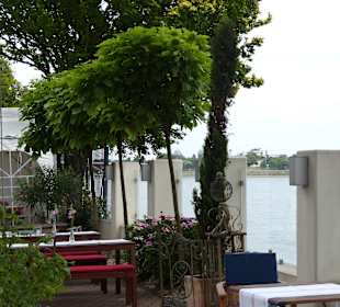 Außenbereich mit Rheinblick