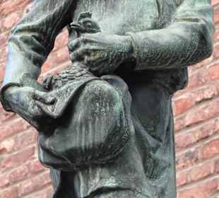 Ansichten des Hühnerdieb-Brunnens