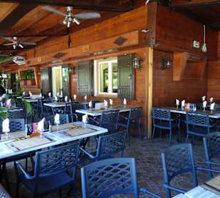 Blick auf die Terrassenplätze des Restaurants