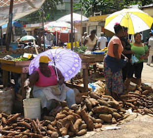 Typische Szene auf dem Markt in Samaná-Stadt